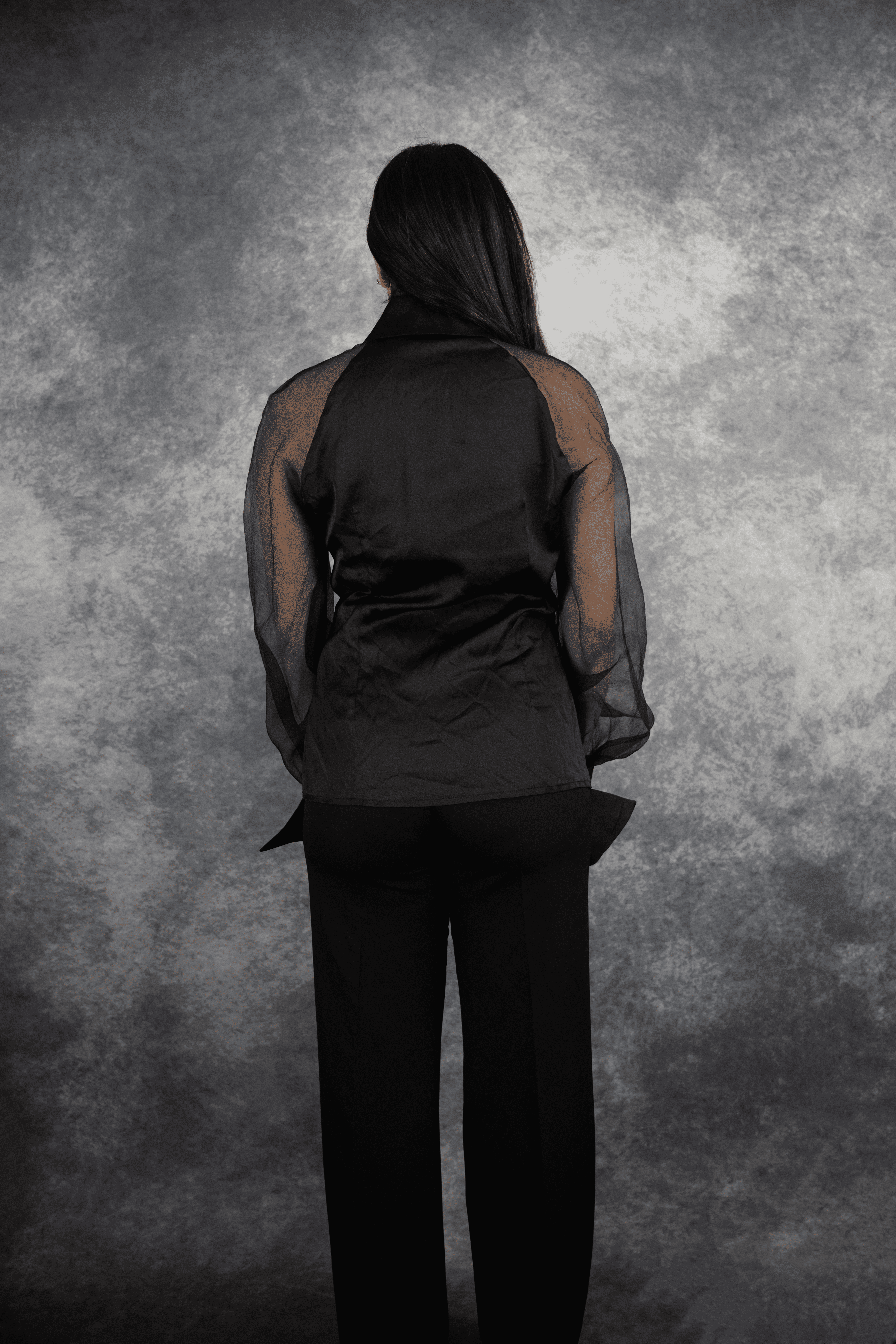 Chemise noire élégante pour femme avec étails transparents dans les manches et un design soigné