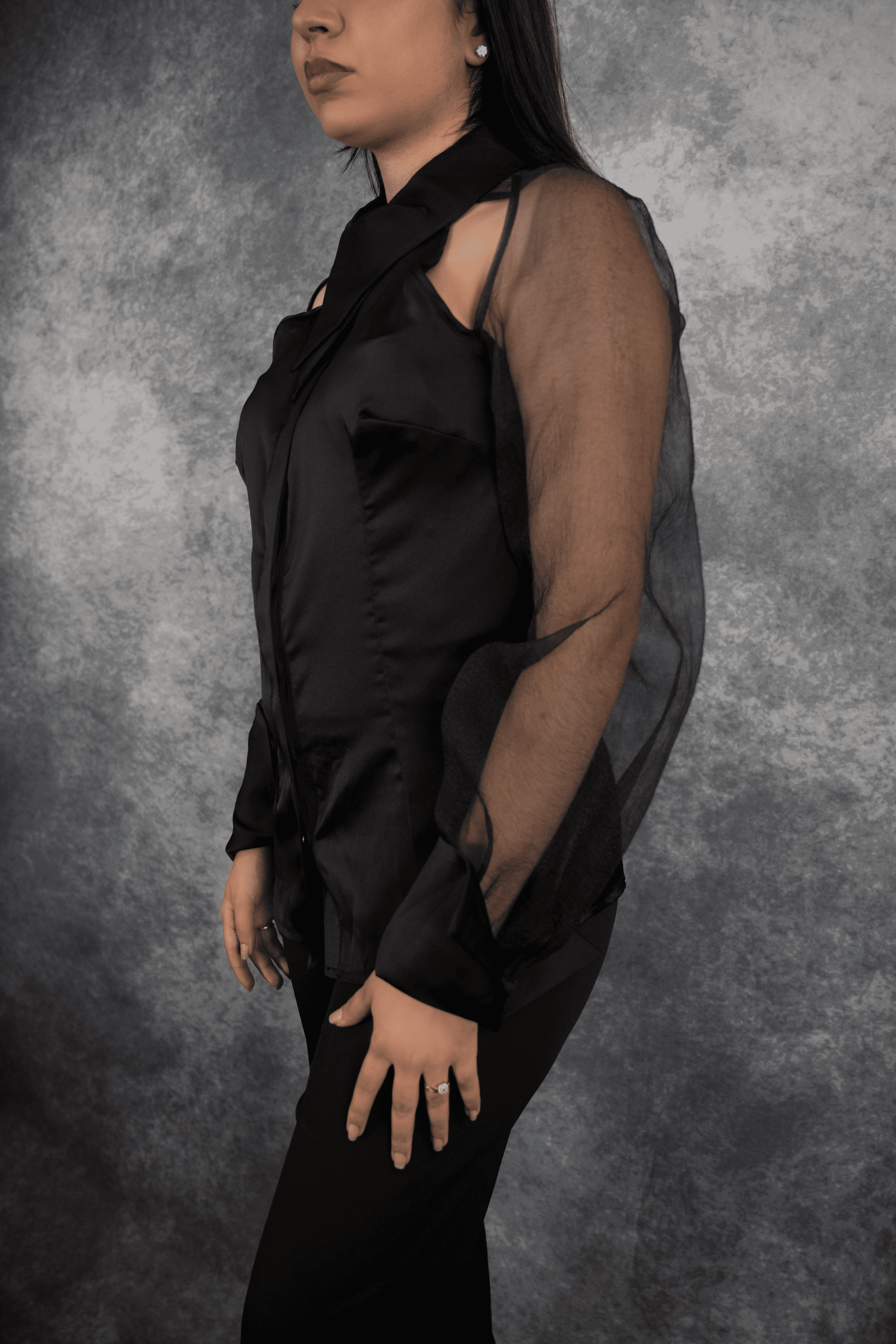 Chemise noire élégante pour femme avec étails transparents dans les manches et un design soigné