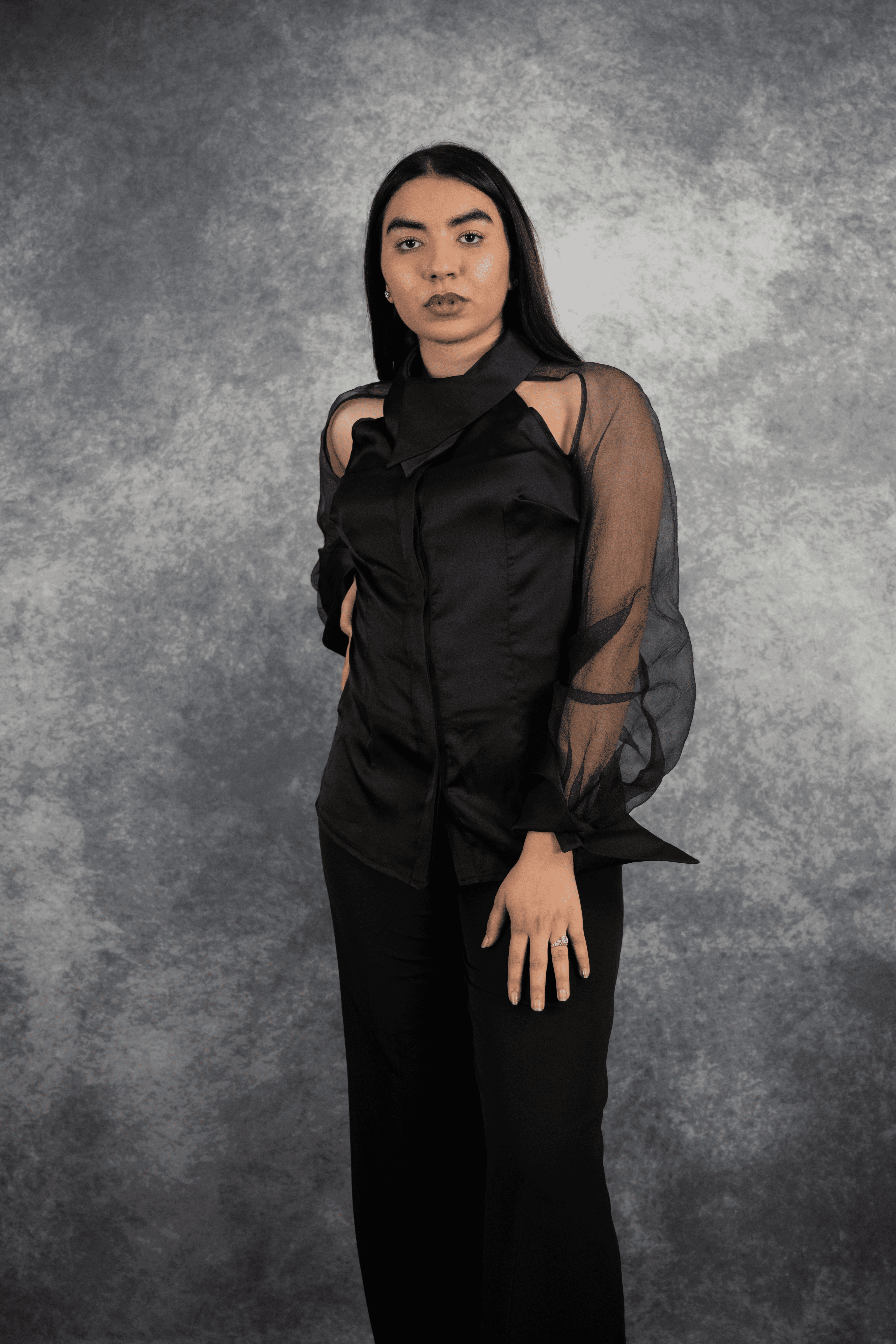 Chemise noire élégante pour femme avec étails transparents dans les manches et un design soigné