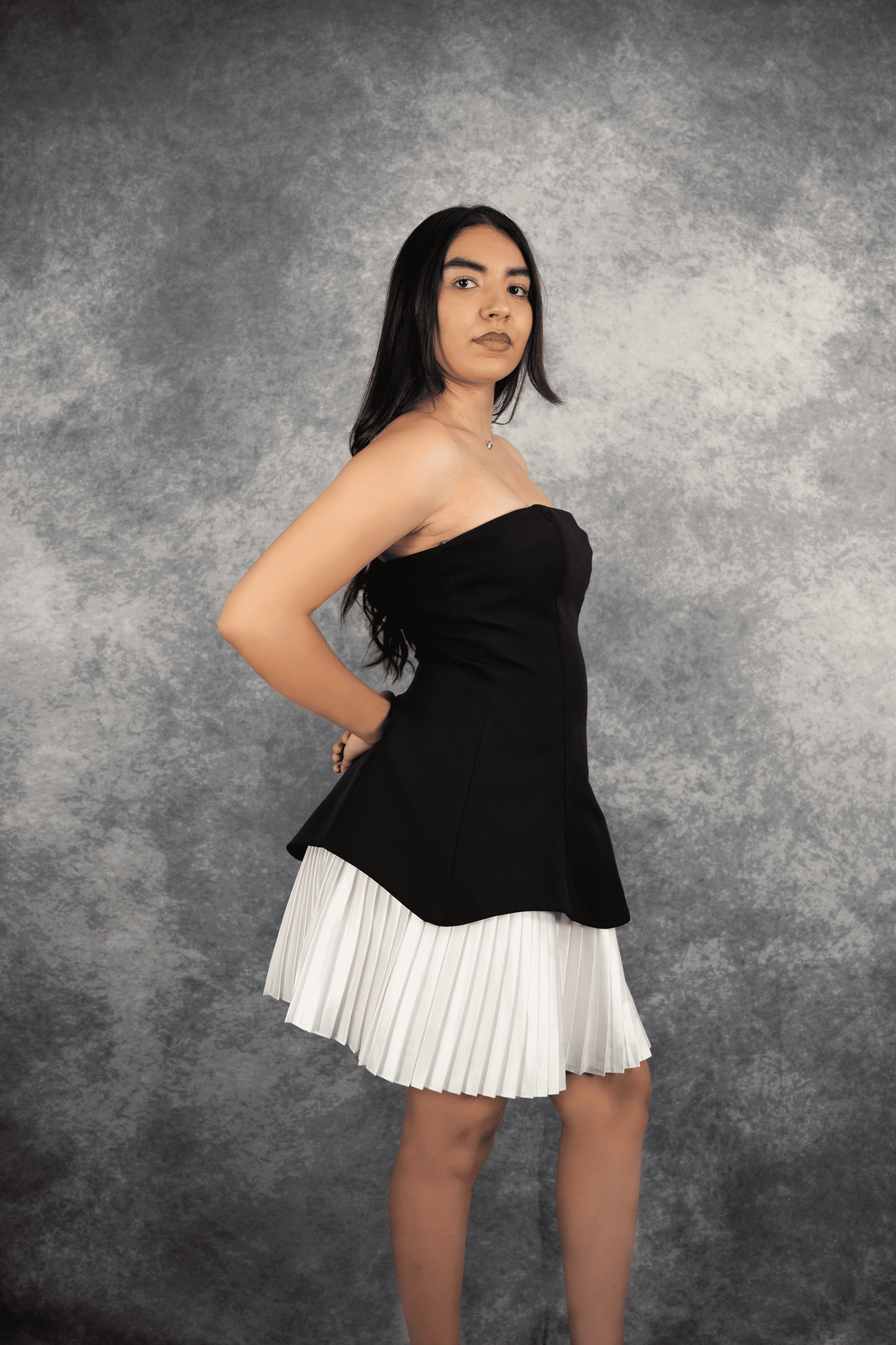 Robe Bustier Noire Élégante & Cintrée pour Femme Style Distingué avec Design Simple et Raffiné